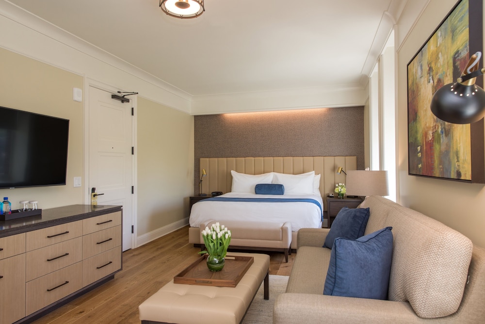 غرفة بريميير بسرير كينج بإطلالة على النهر مع أريكة، The Abbey Inn & Spa 3/4