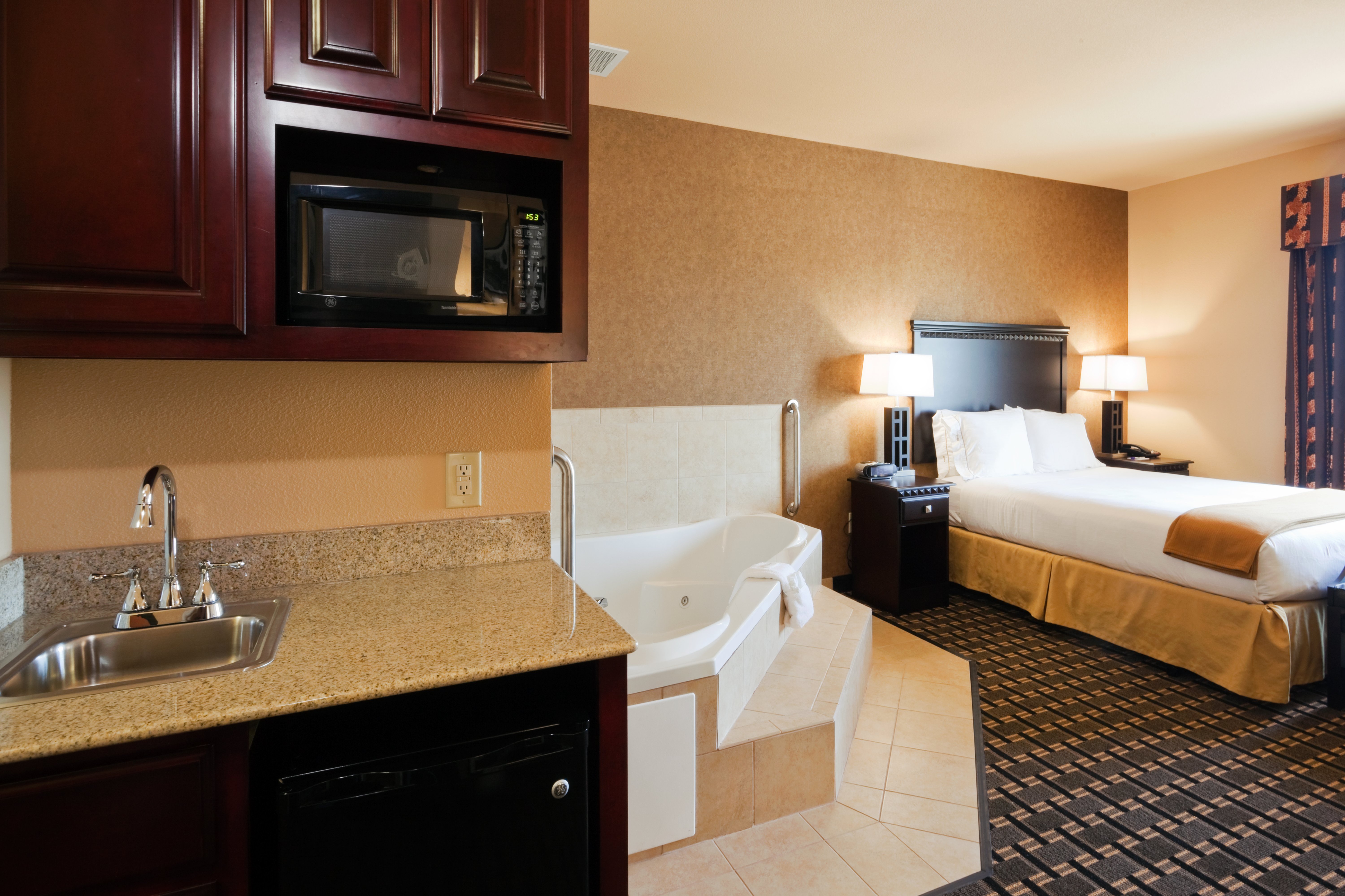 Holiday Inn Express Hotel Suites Ennis 69/70