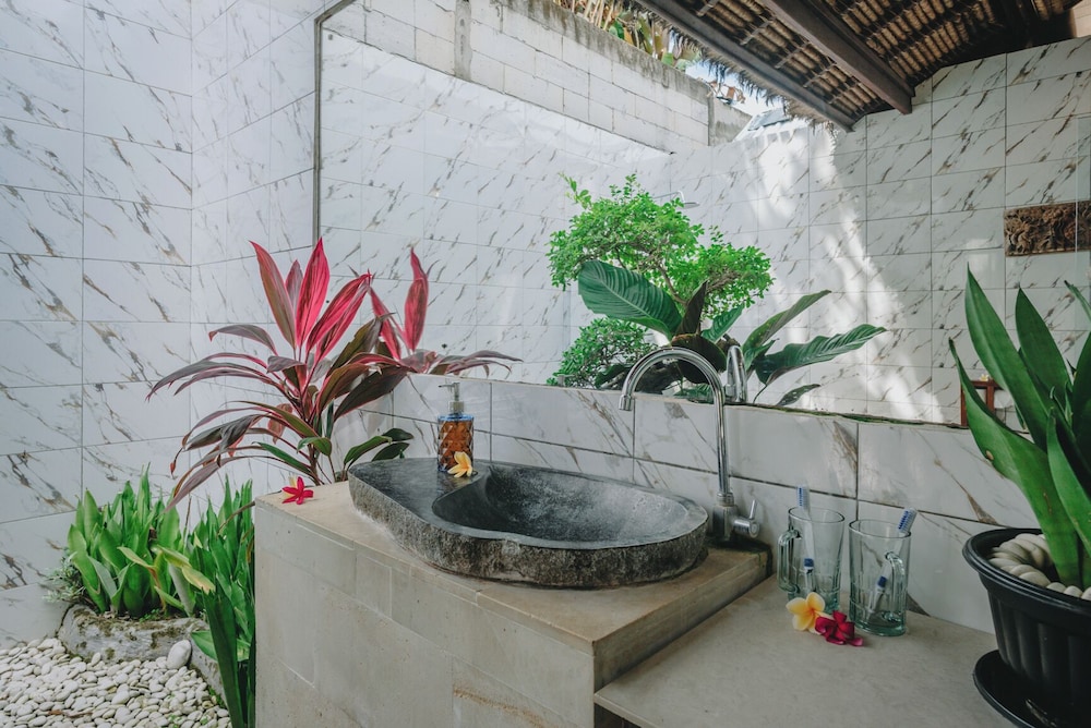Frangipani Beach Villa 19/68