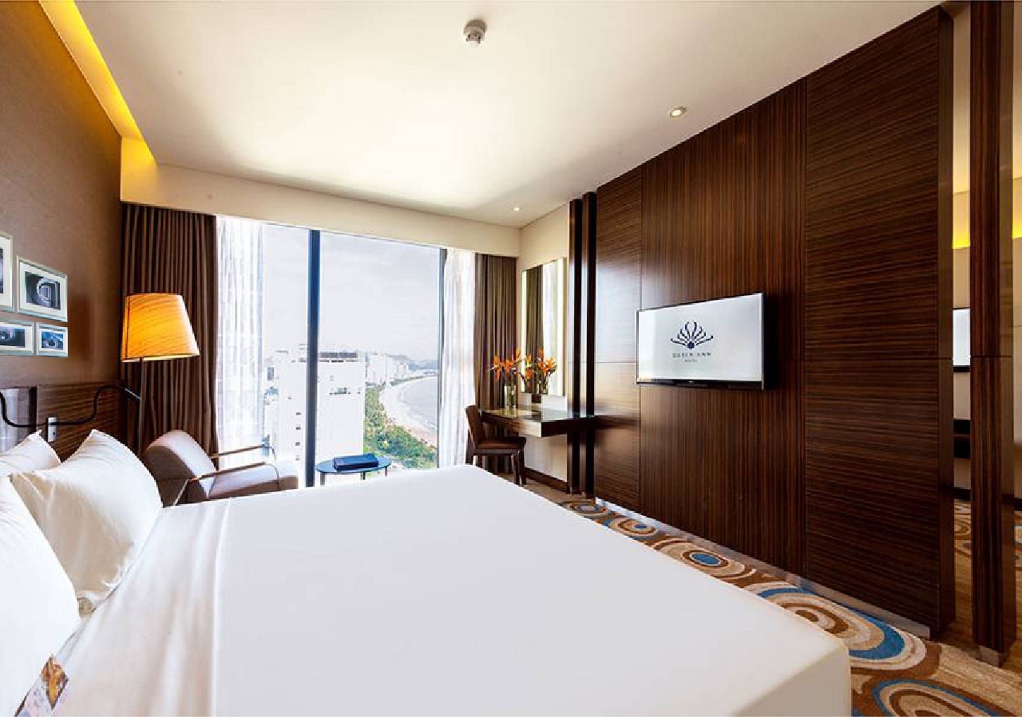 PREMIER, QUEEN BED, OCEAN VIEW, BALCONY
