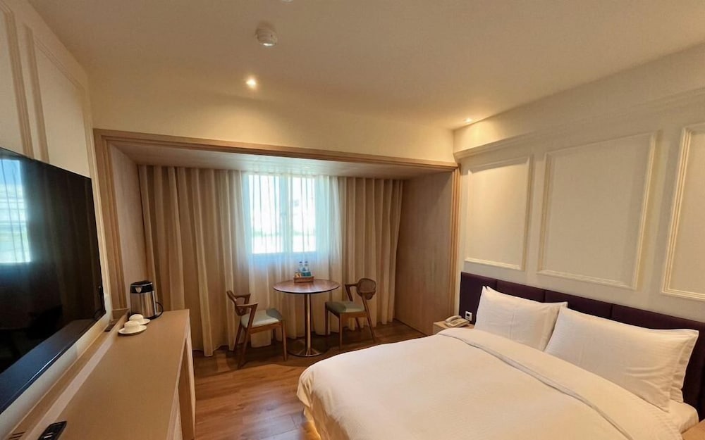 DELUXE, DOUBLE BED