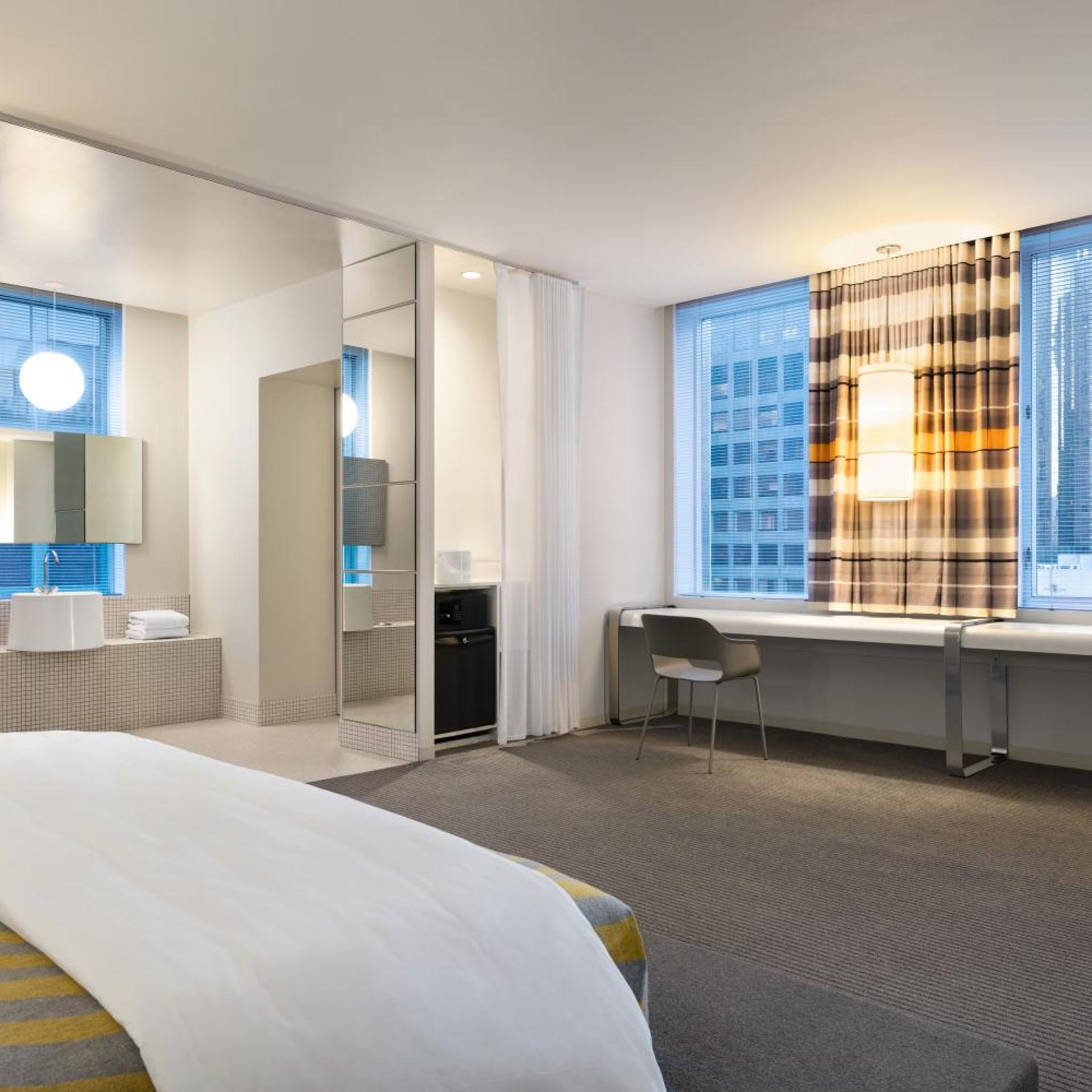 DELUXE, KING BED