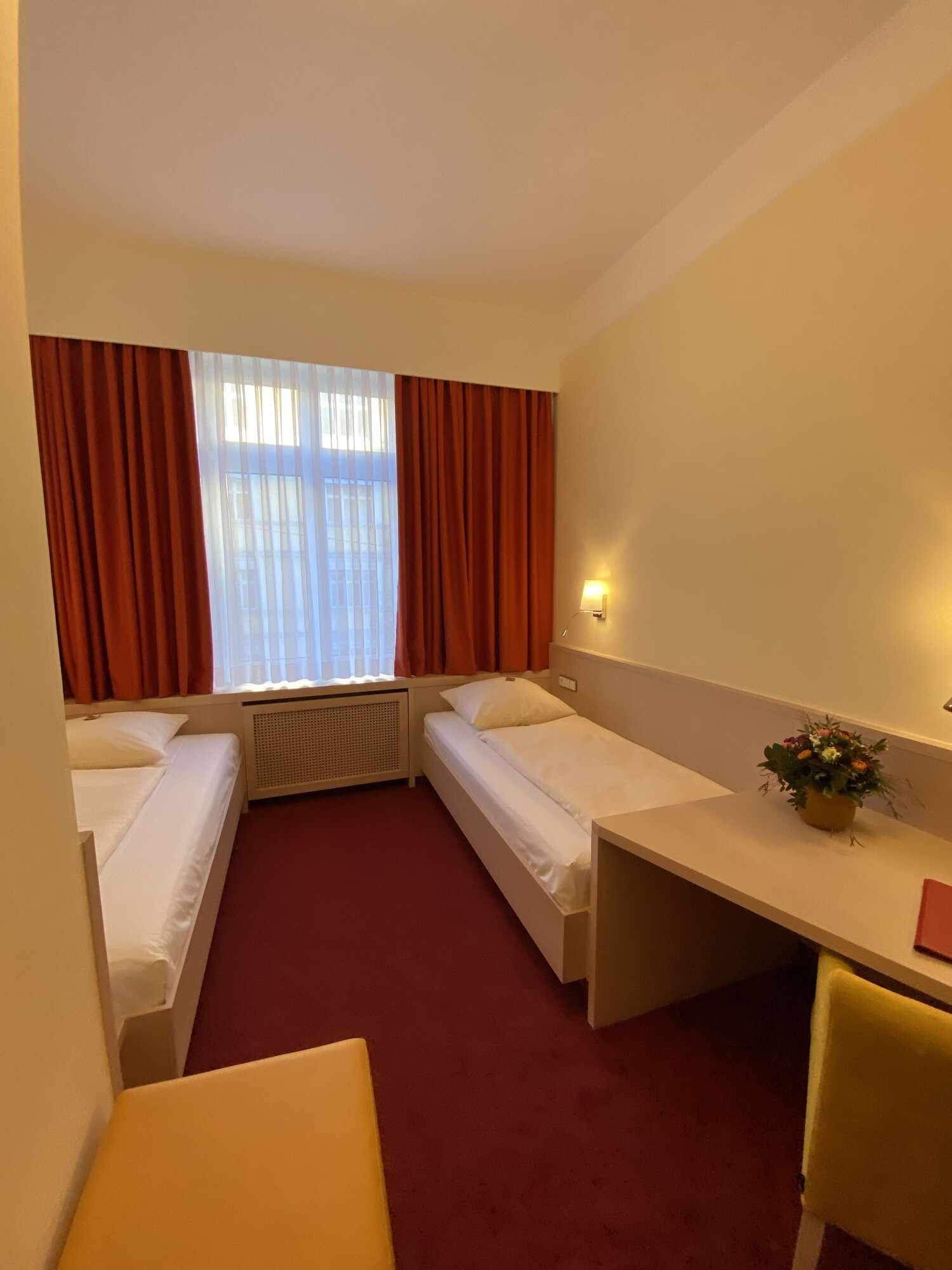 CLASSIC, TWIN BEDS