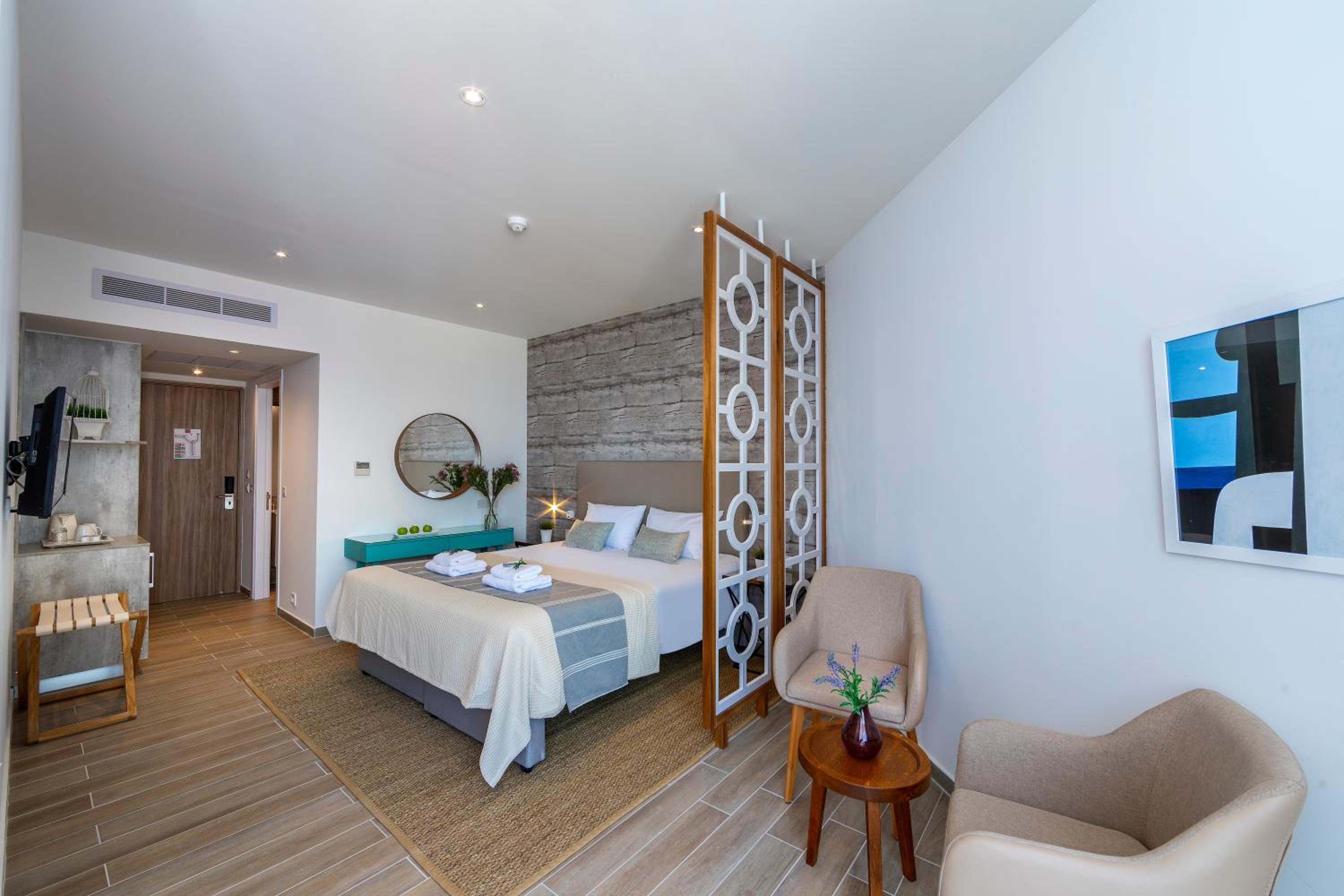 Deluxe, Single Bed, Lateral Side Sea View, Executive Lounge Access، Leonardo Plaza Cypria Maris Beach Hotel And Spa - Adults Only 2/8