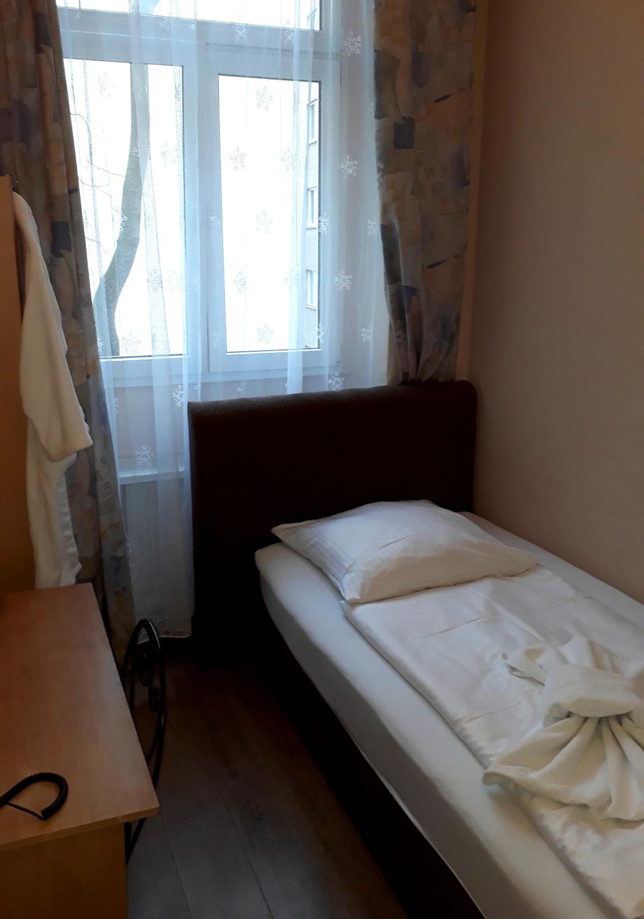 ECONOMY, SINGLE, SHARED BATHROOM