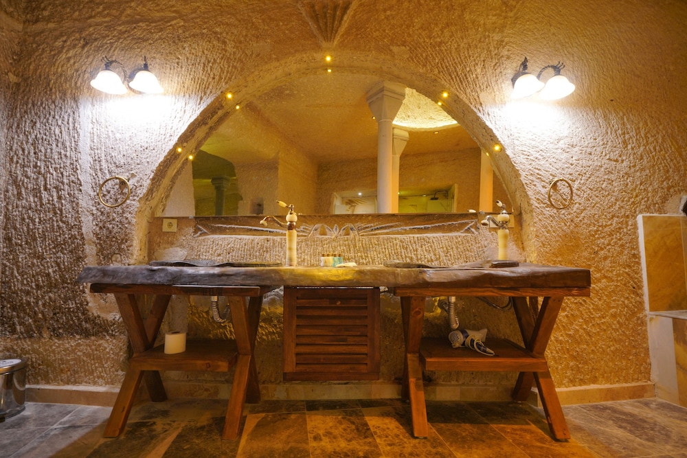 Shoestring Cave House 27/50