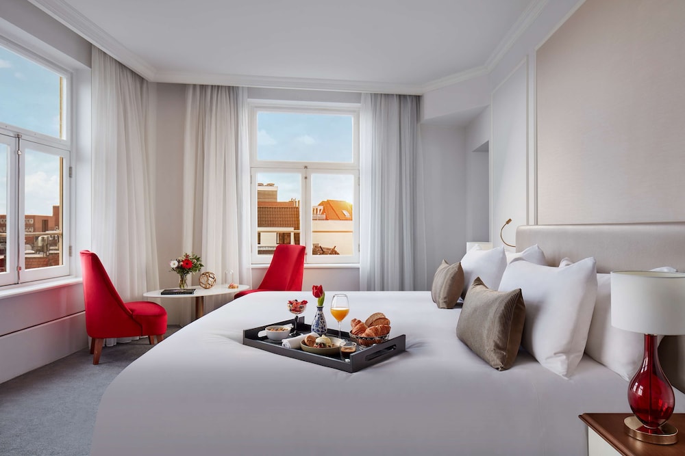 Suite, Canal View