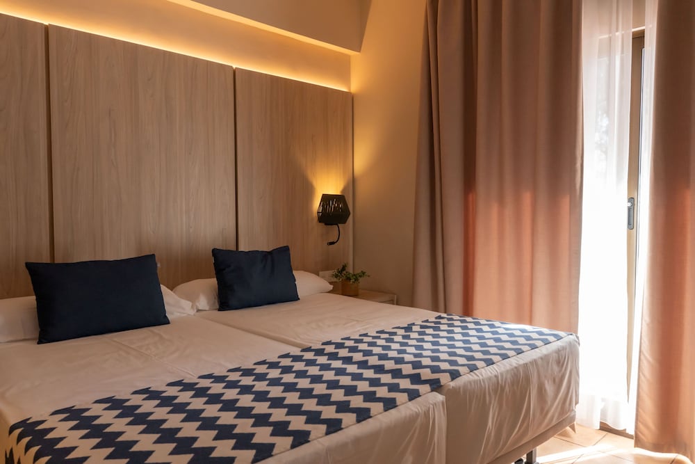 Room, Single, 3 Beds, Pool View, Terrace، Intelier Bonaire 2/9
