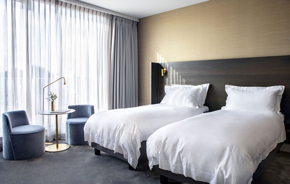 1 BEDROOM, LUXURY