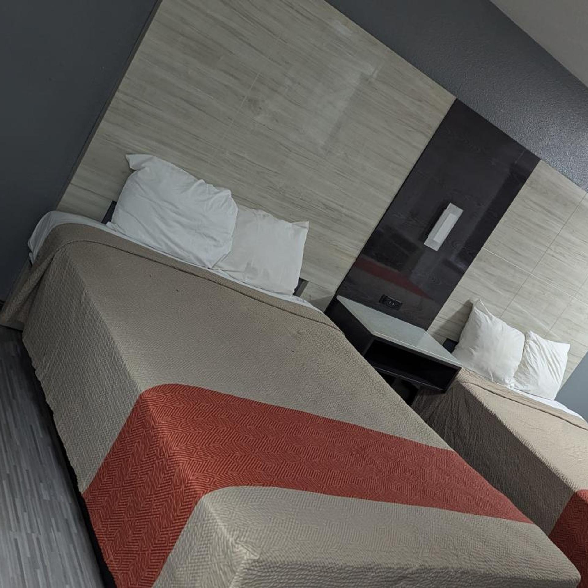 Evergreen Inn Suites Portland 15/48