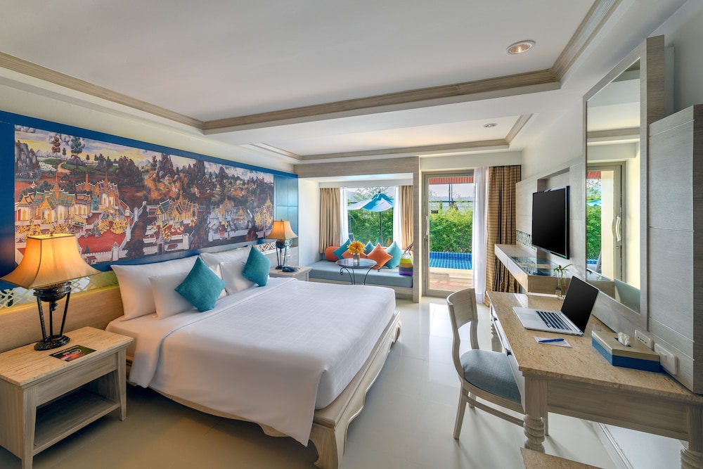 Deluxe, King Bed, Pool Access