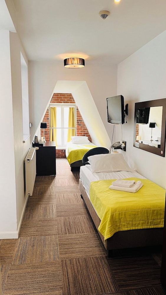 ROOM, TWIN BEDS