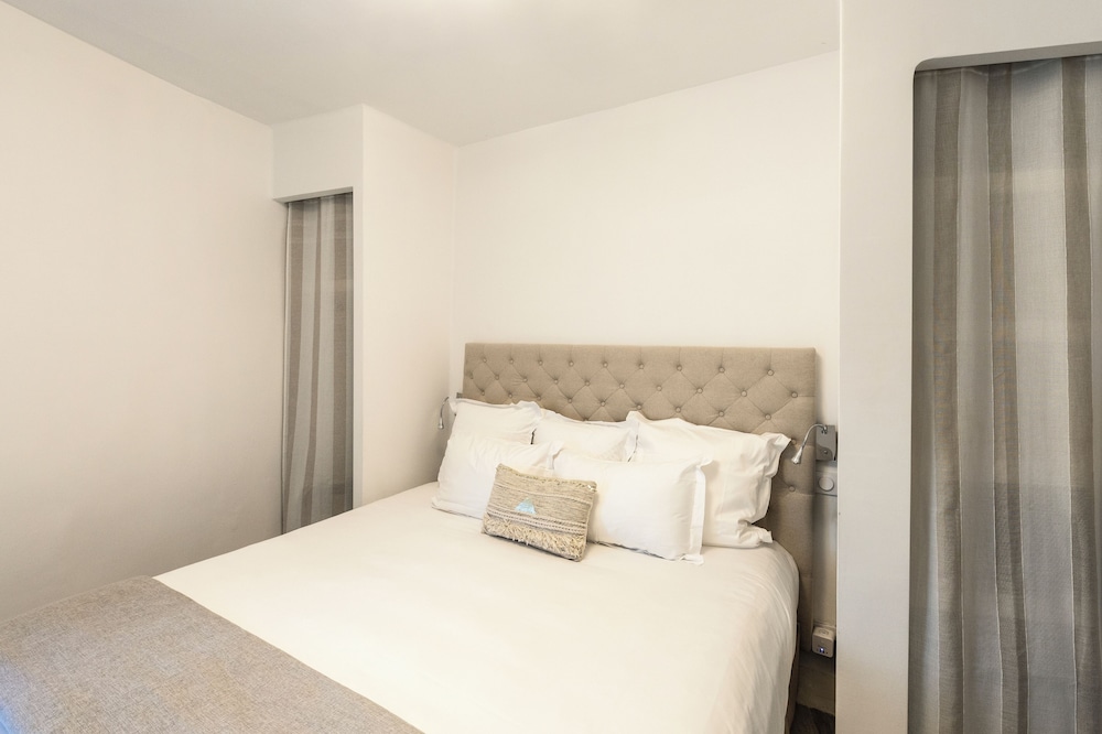 ROOM, DOUBLE OR TWIN BED