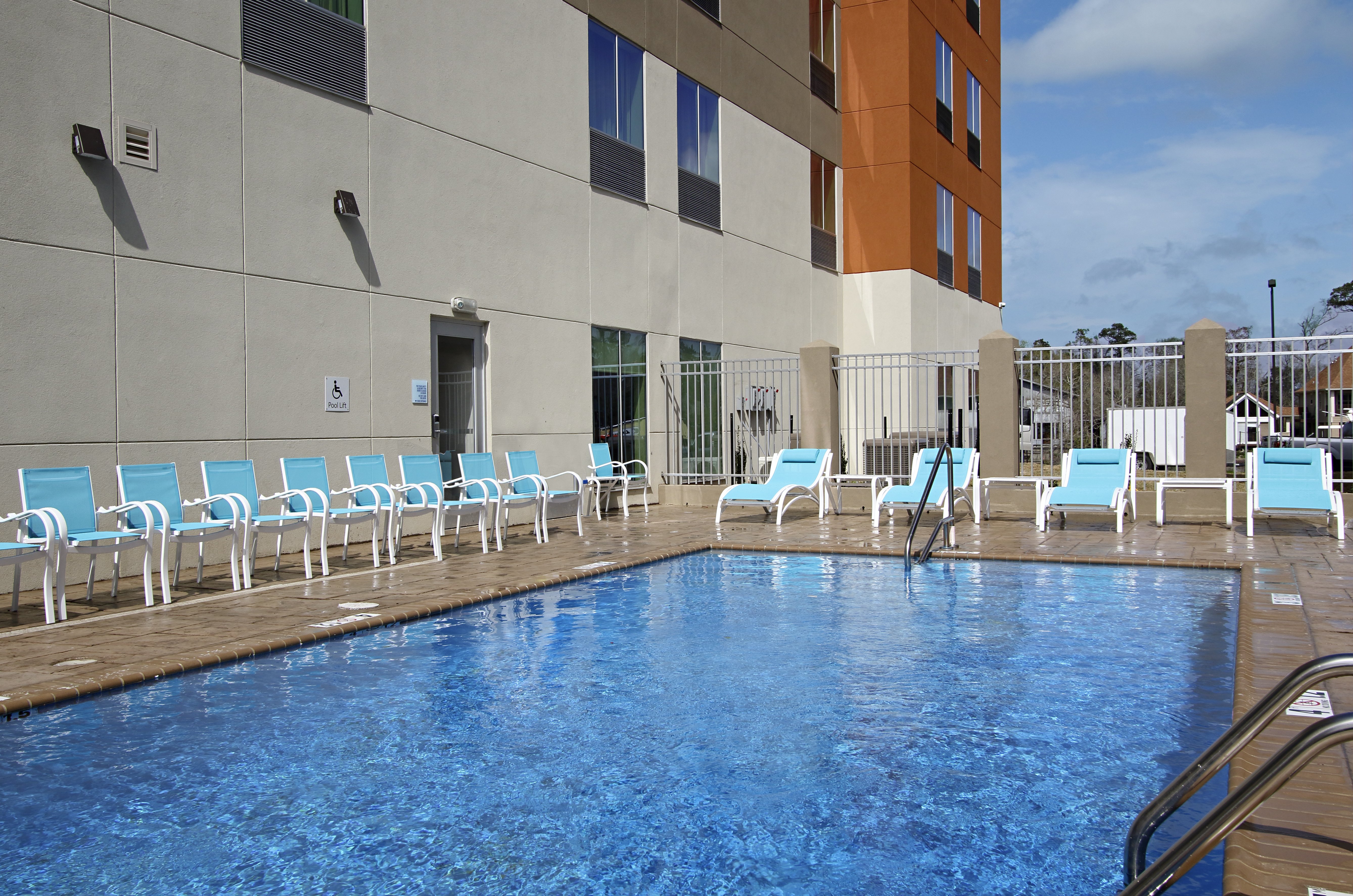 Holiday Inn Express & Suites Lake Charles South Casino Area 55/55