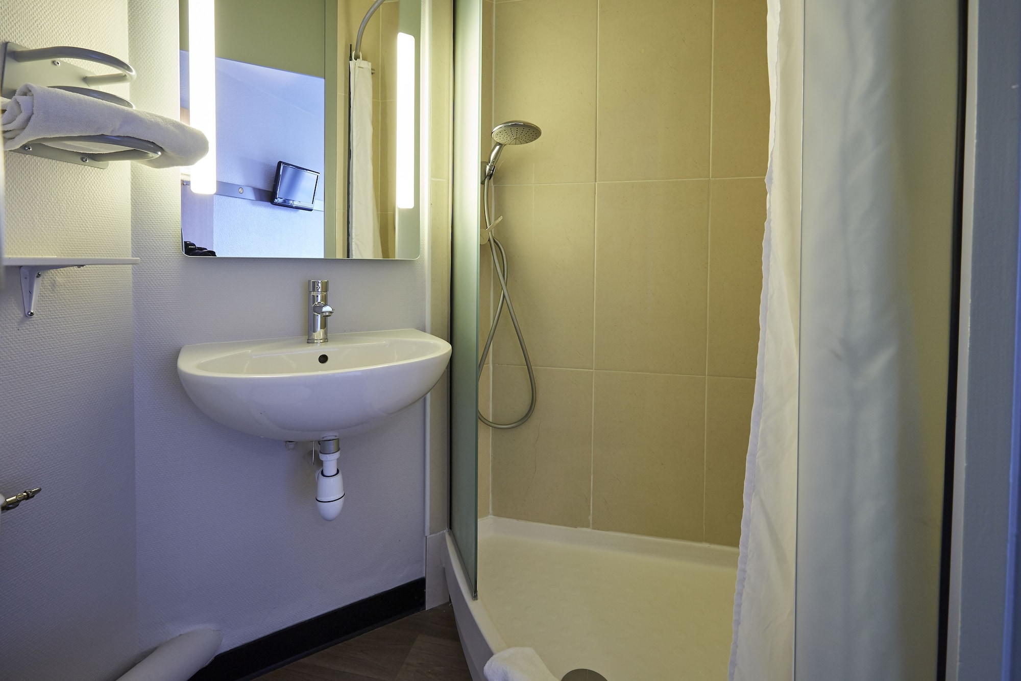 Double room, B&B HOTEL Colmar Vignobles Ouest 2/2