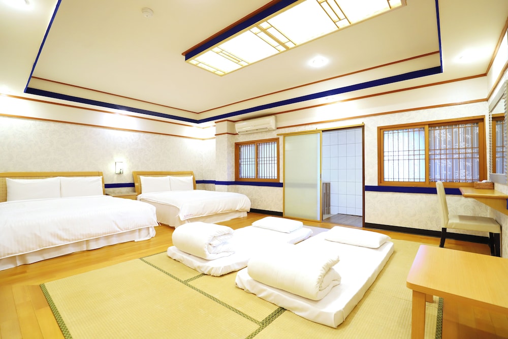 Gorgeous Hot Spring Resort 7/50