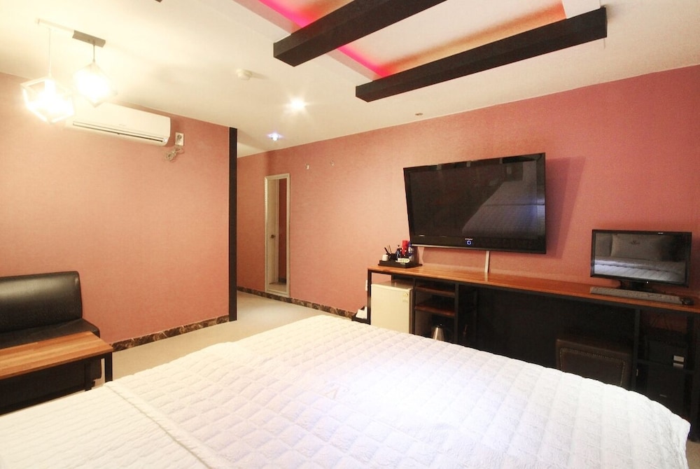 V Hotel 22/50