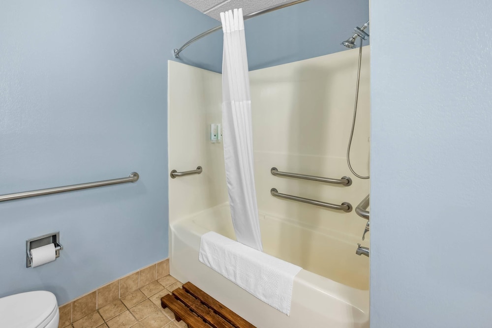 غرفة بسرير كينج لذوي الإعاقة، Quality Inn Barbourville, KY 4/6