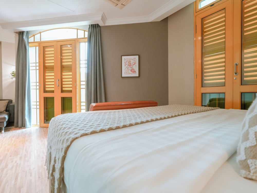 SUITE, BALCONY