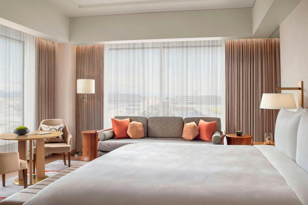 Griffin, Junior Suite, King Bed, City View, Executive Lounge Access, Corner، JW Marriott Hotel Nara 4/6