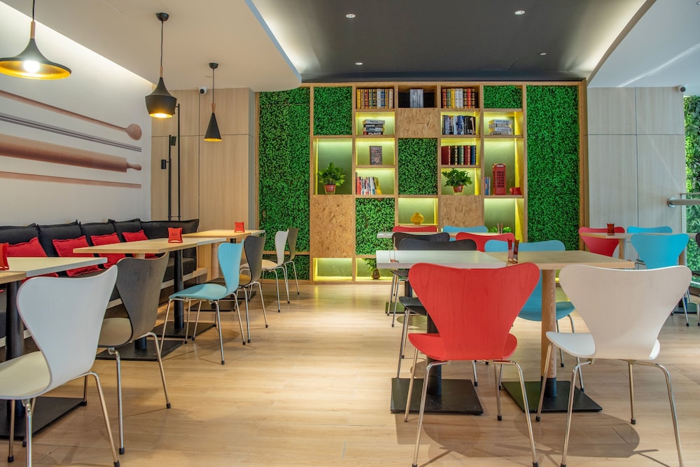 Ibis Luoyang Baolong Square Hotel 35/47
