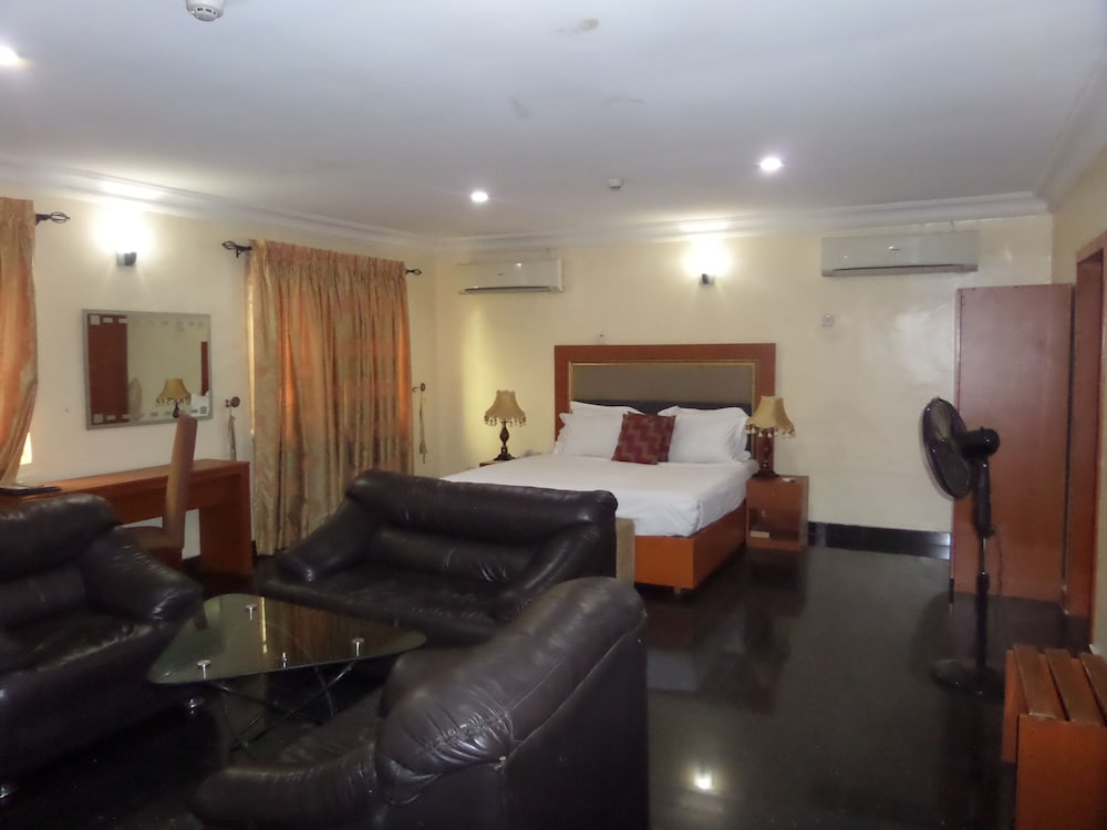 Adna Hotel 9/50