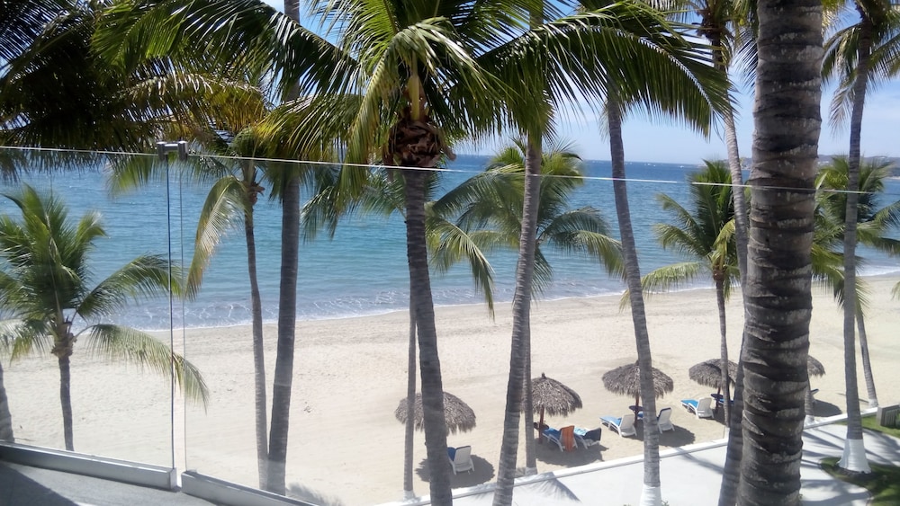 Vista Vallarta All Suites on the Beach 36/75