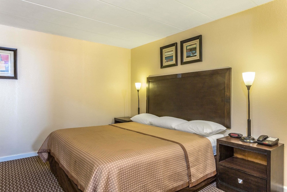 Travelodge by Wyndham Suites Virginia Beach Oceanfront 8/16