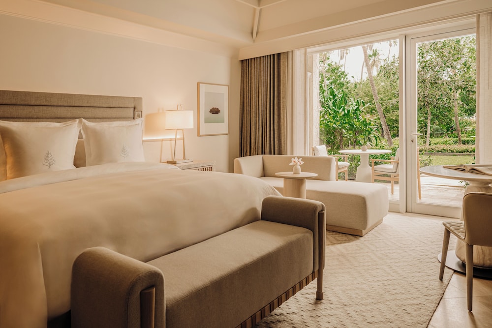 Room, King Bed, Garden View