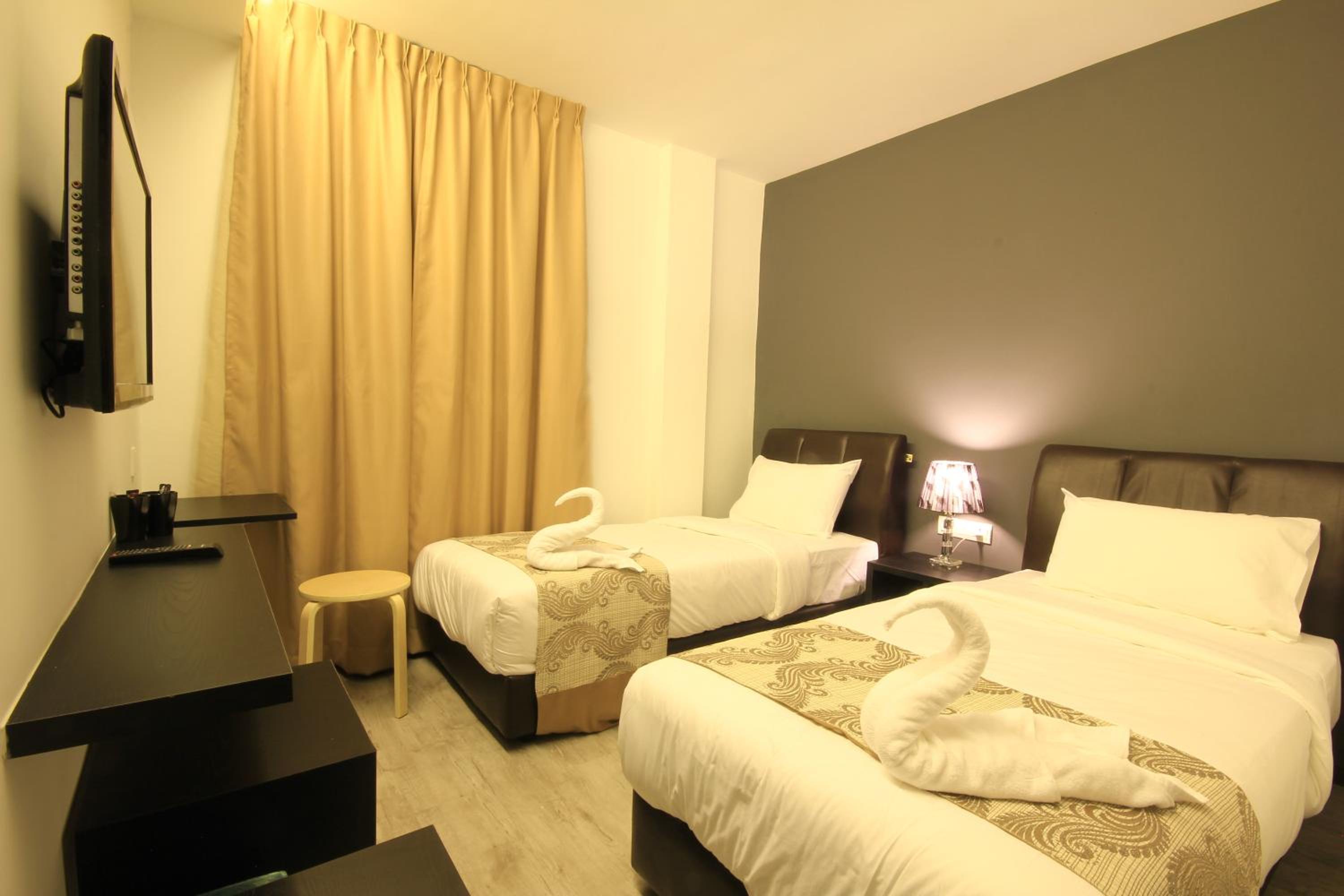 DELUXE, TWIN BEDS