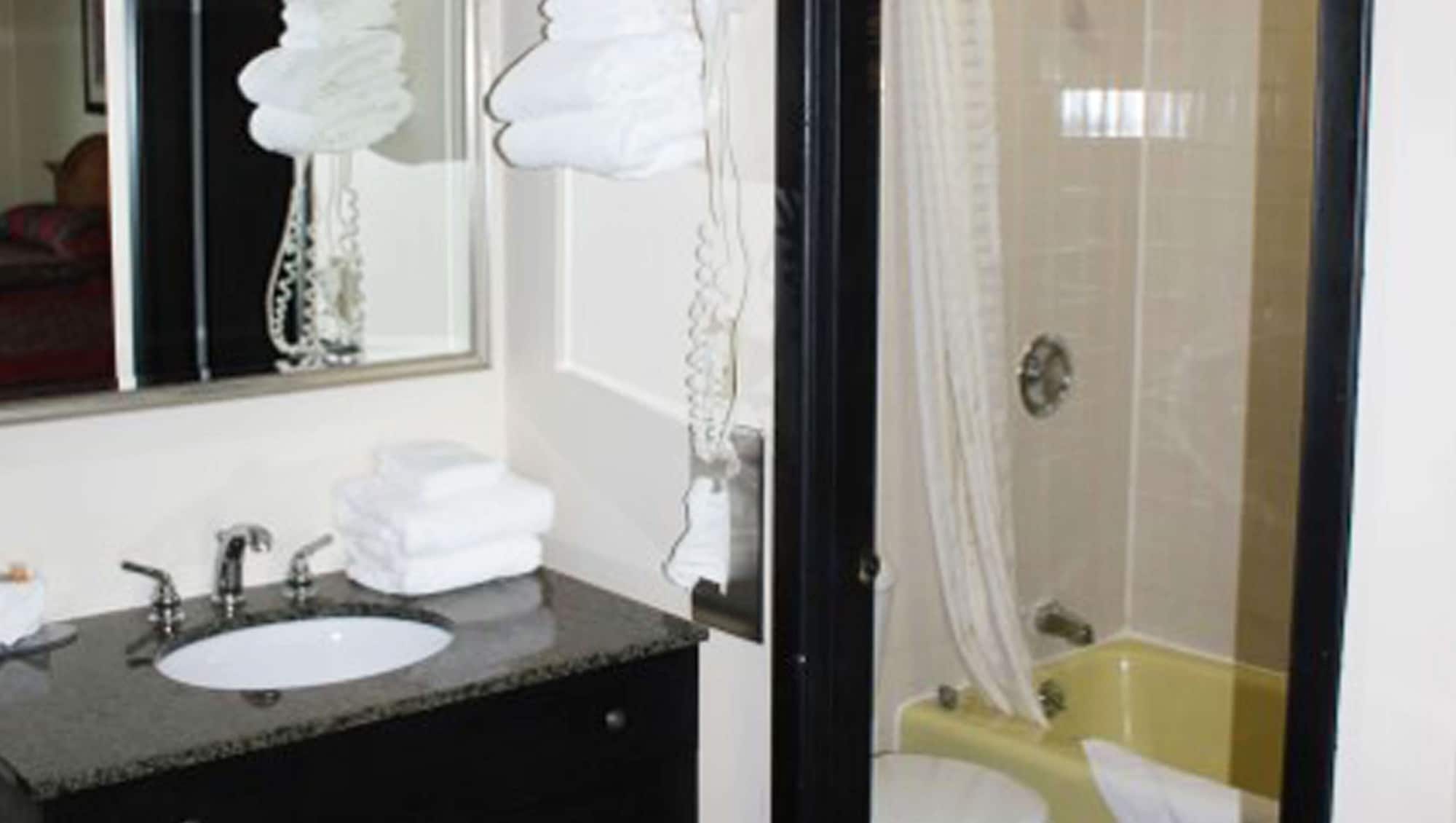Room, Queen Bed, Kitchenette