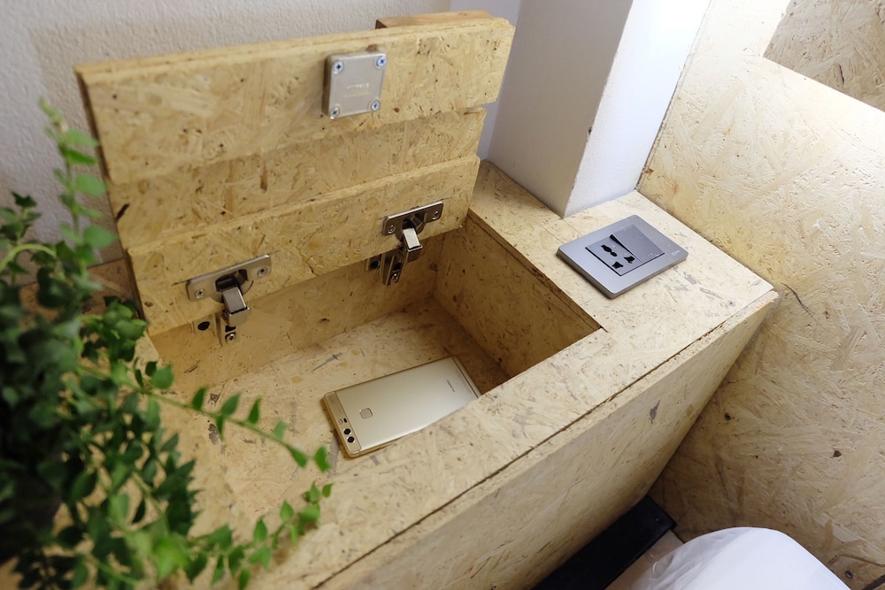 Hugger Hostel 57/58