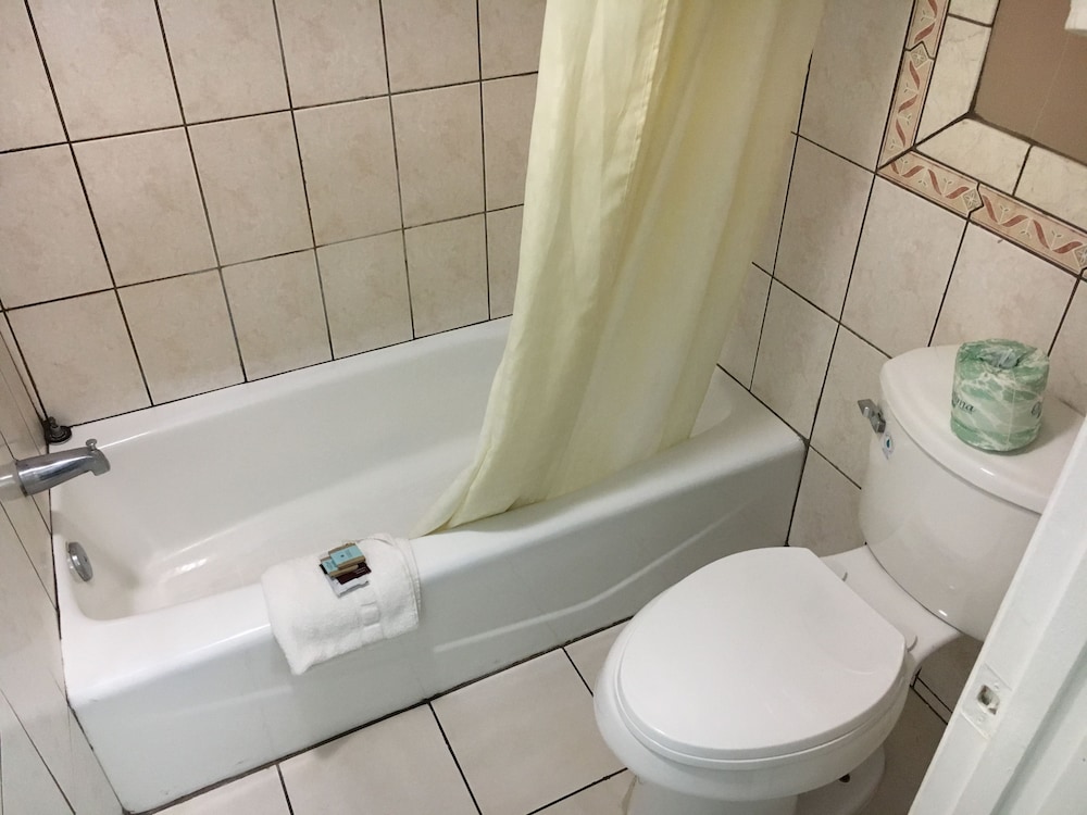 Del Amo Inn 23/26