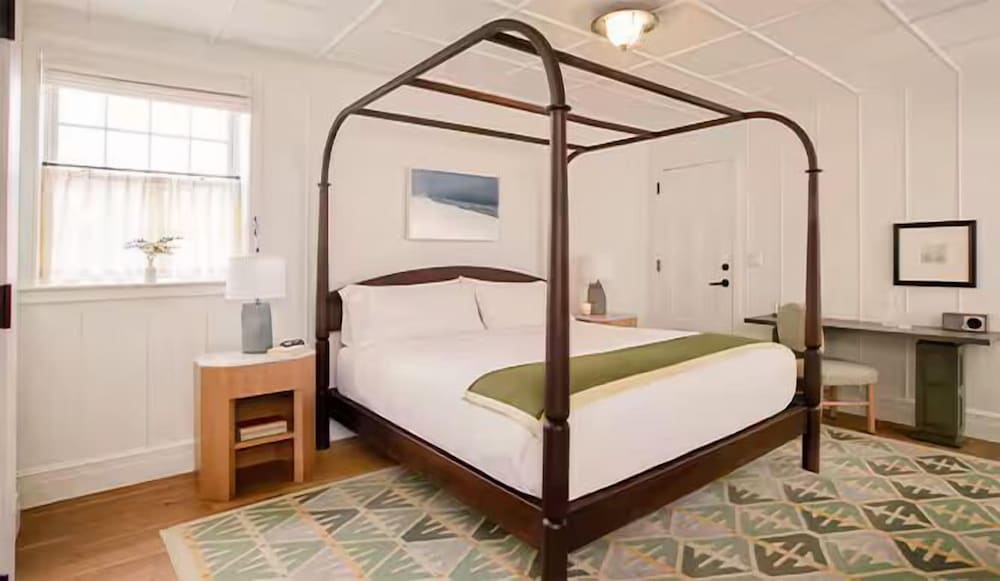 Canoe Place Inn & Cottages 16/50