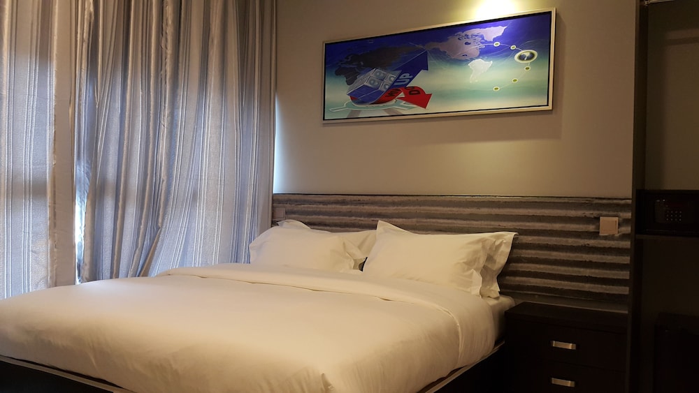 DELUXE, KING BED