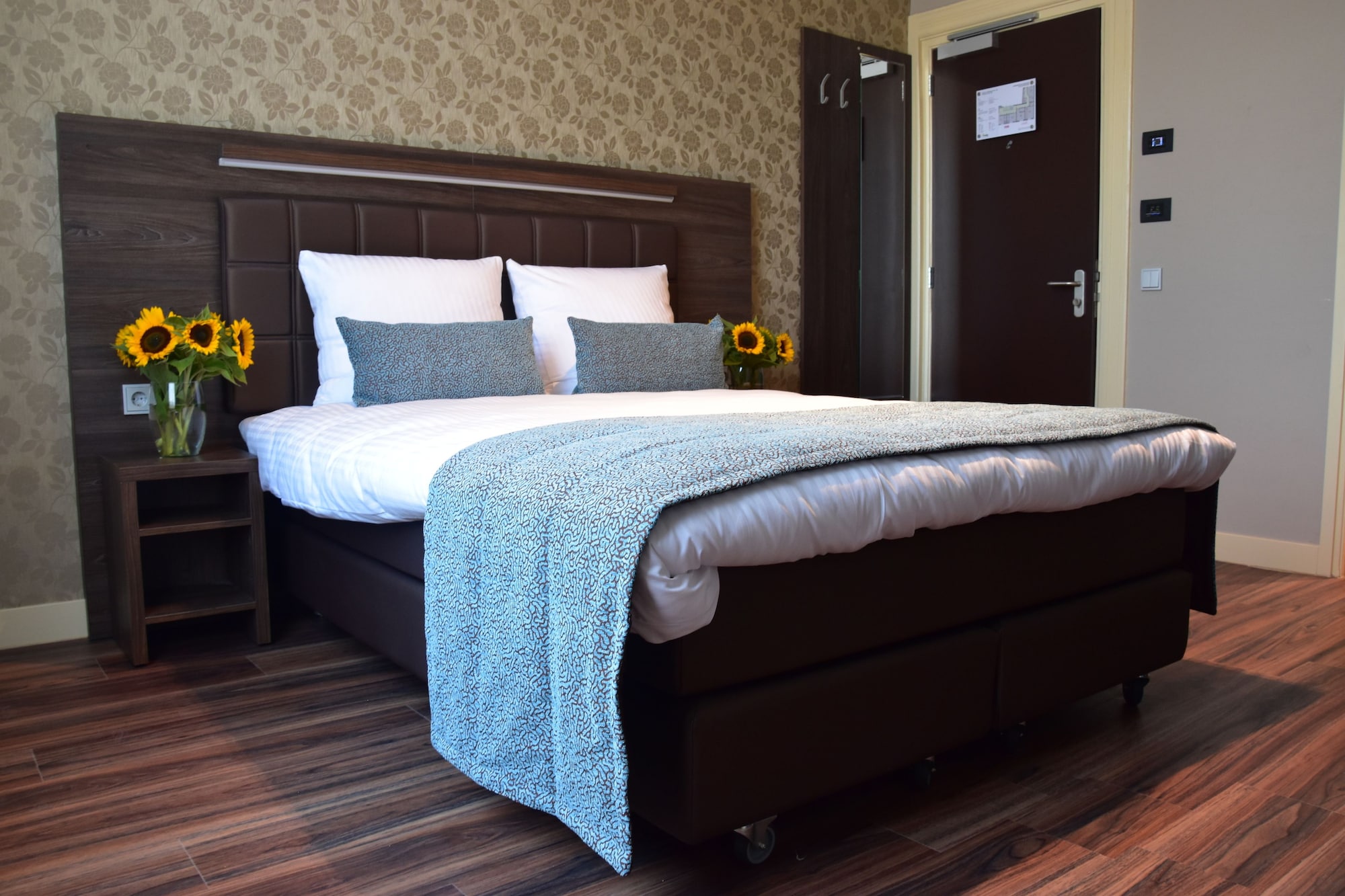 ROOM, DOUBLE BED, CANAL VIEW