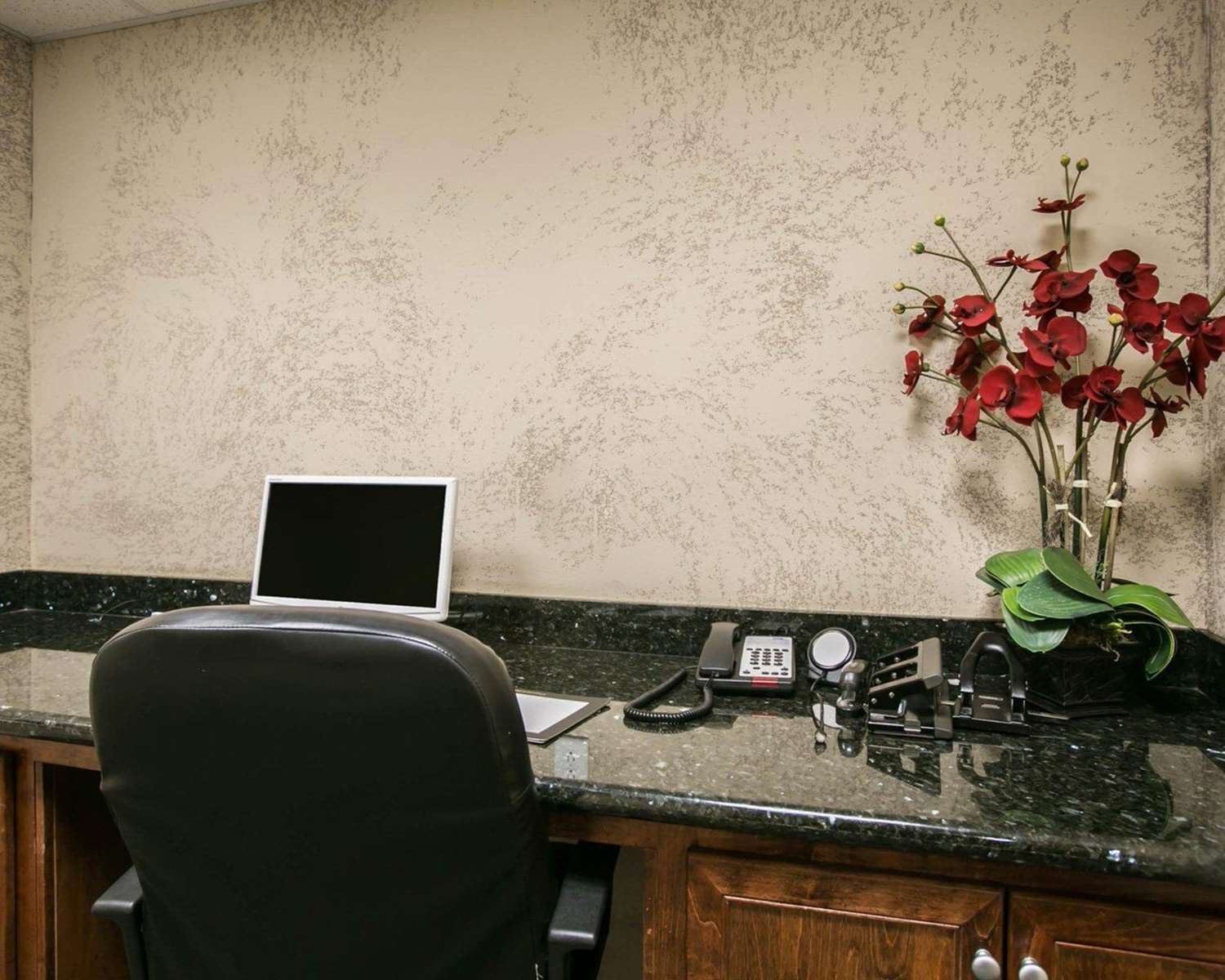 Sleep Inn Suites Highway 290 Nw Freeway 19/24