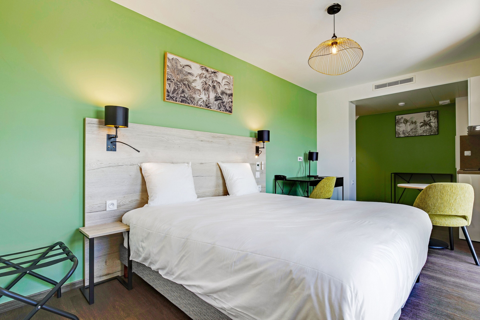 COMFORT, STUDIO, QUEEN BED, TERRACE