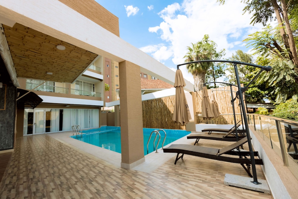 The Hut Restaurant & Boutique Hotel 52/55