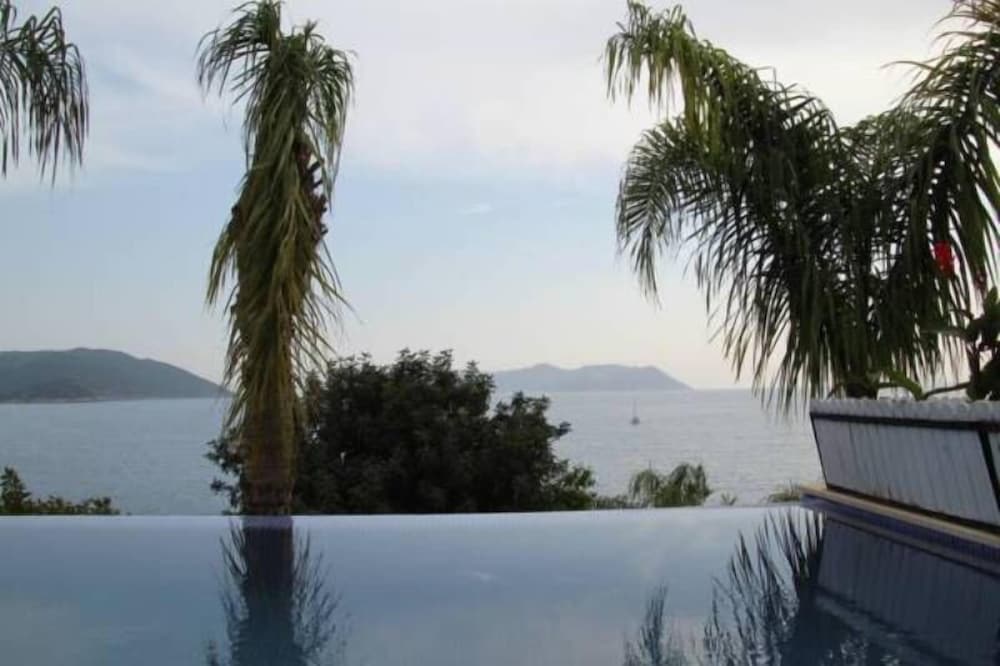 Nur Beach Hotel 33/41