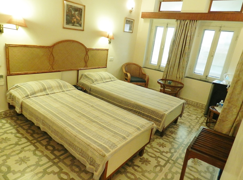 SUPERIOR, DOUBLE OR TWIN BED