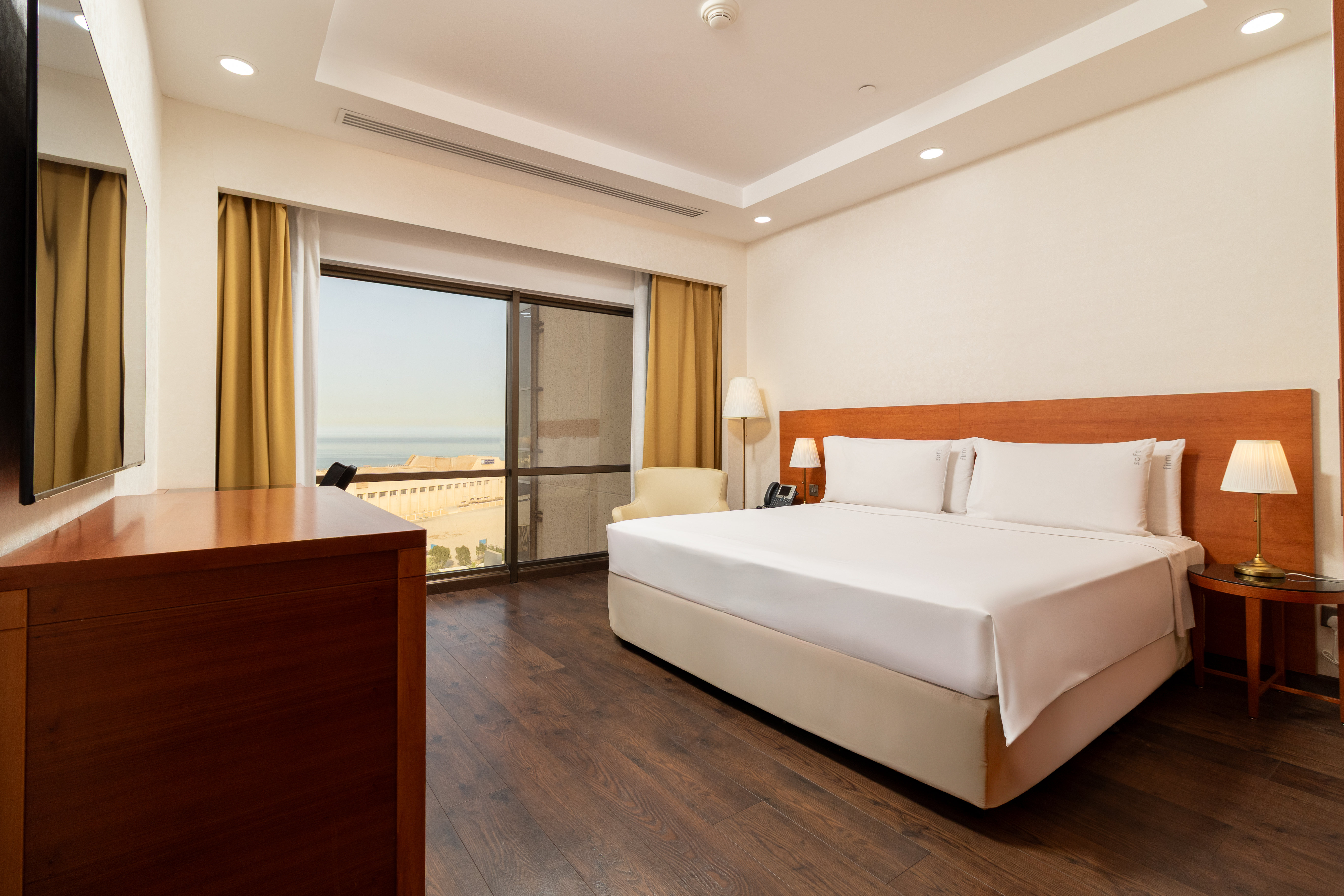 جناح بإطلالة على البحر بـ3 غرف نوم مع دخول الصالة، Holiday Inn Kuwait 3/8
