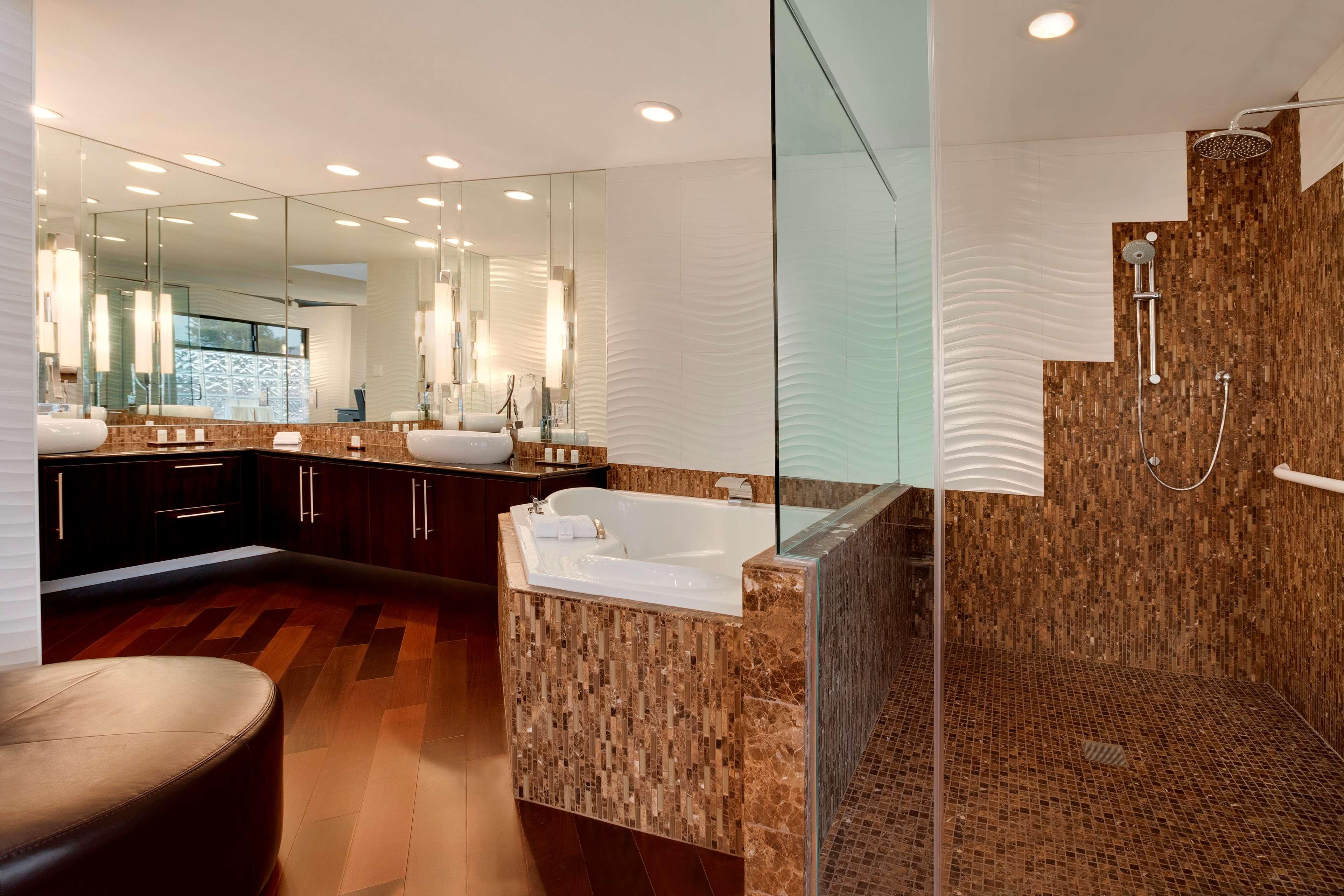 2 BEDROOMS, PRESIDENTIAL, SUITE, 1 KING OR 2 QUEEN BEDS