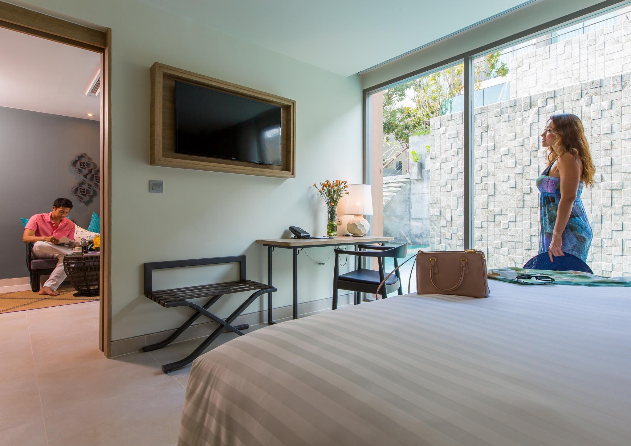 Suite, King Bed, Pool Access