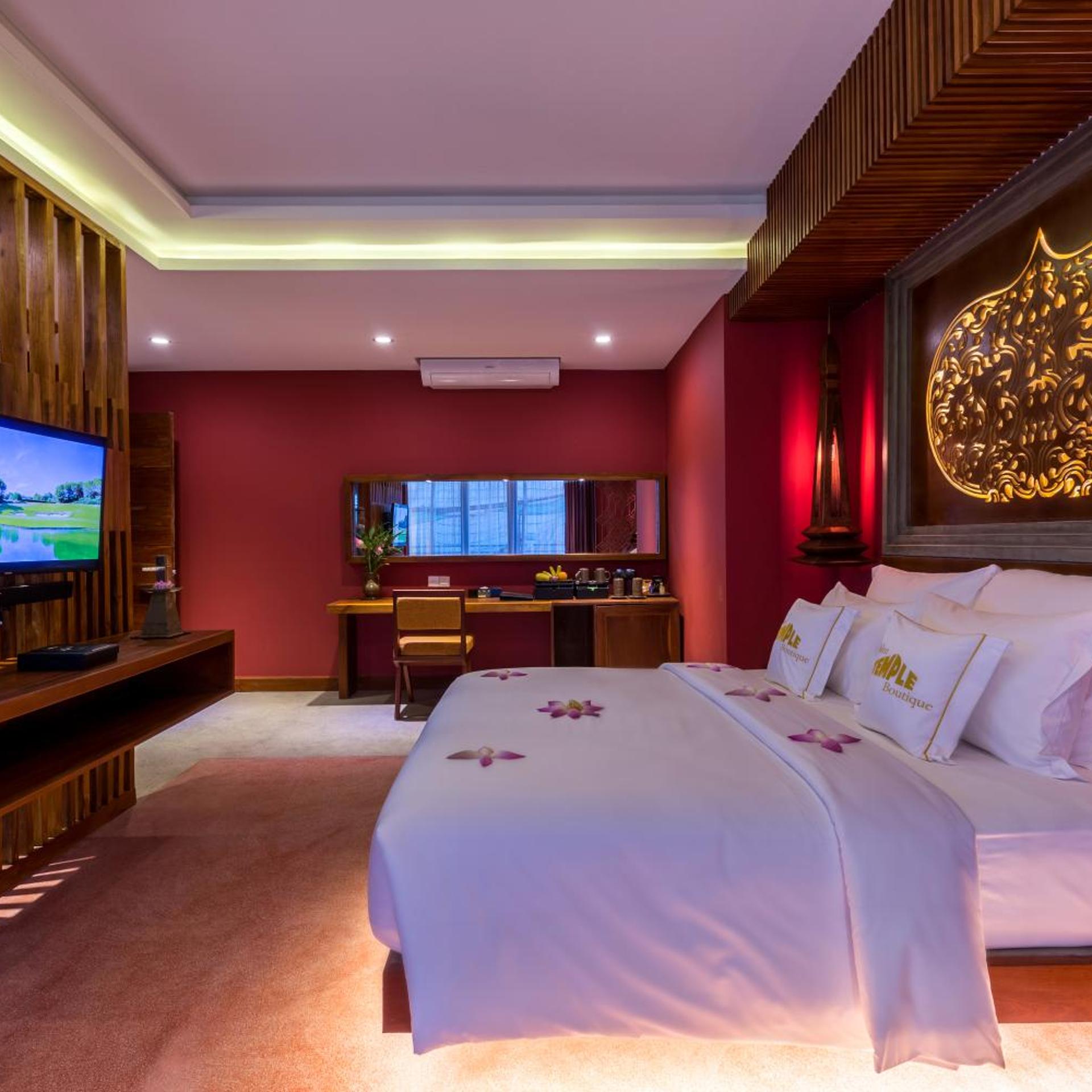 Courtyard, Suite, King Bed 2/10