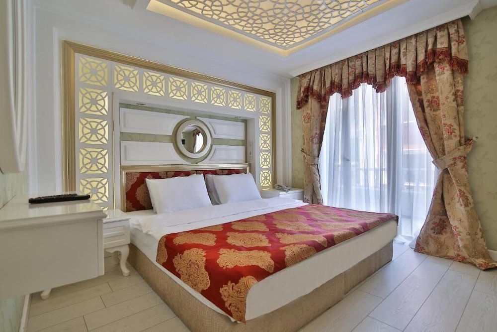 ROOM, QUEEN BED, SMALL BALCONY