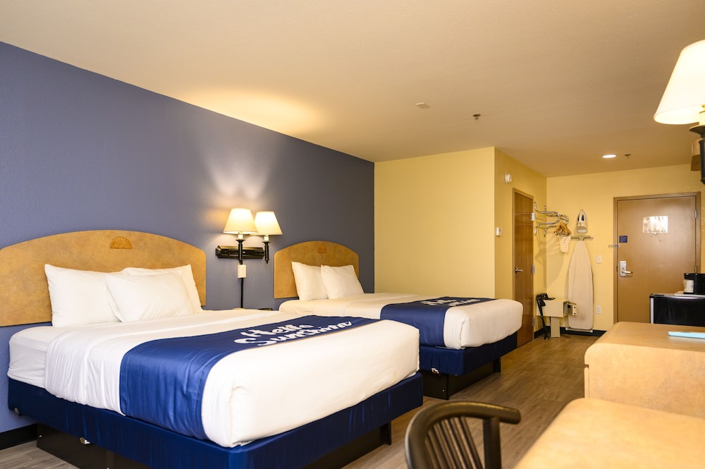 Days Inn and Suites By Wyndham Niagara Falls/Buffalo 8/40
