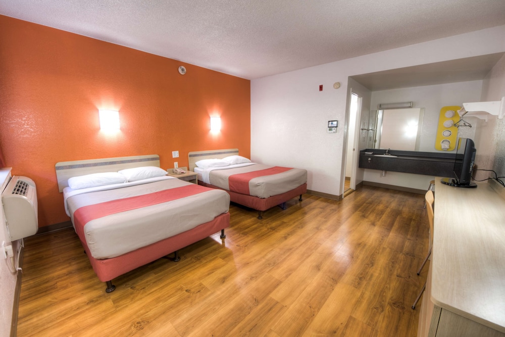Motel6 Niantic, CT - New London 24/46