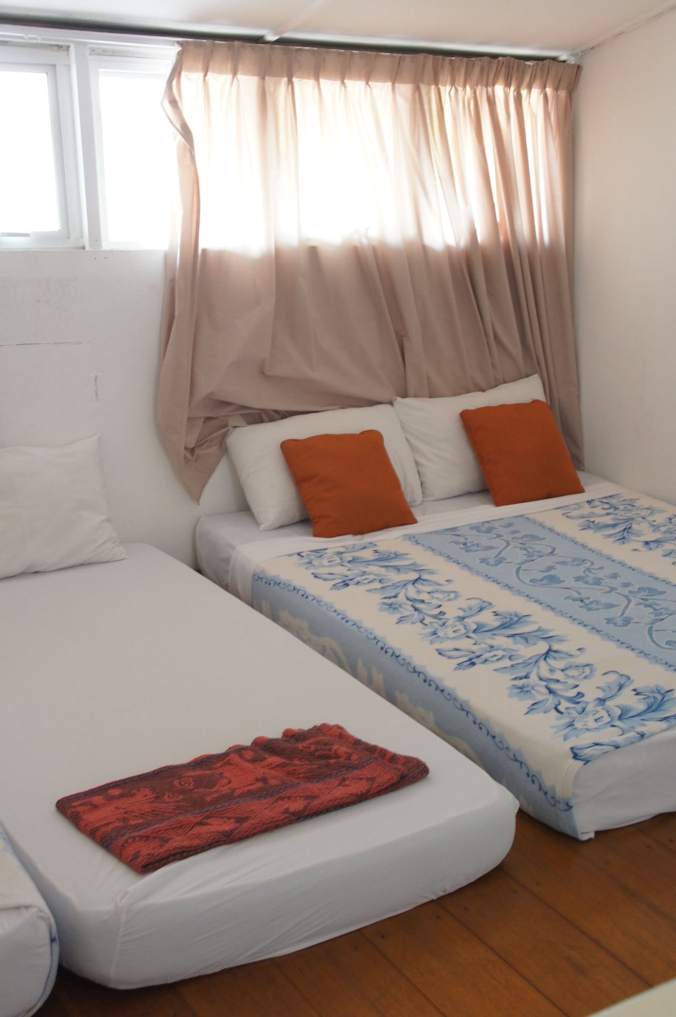 HOLIDAY HOME, 1 SINGLE AND 3 QUEEN BEDS