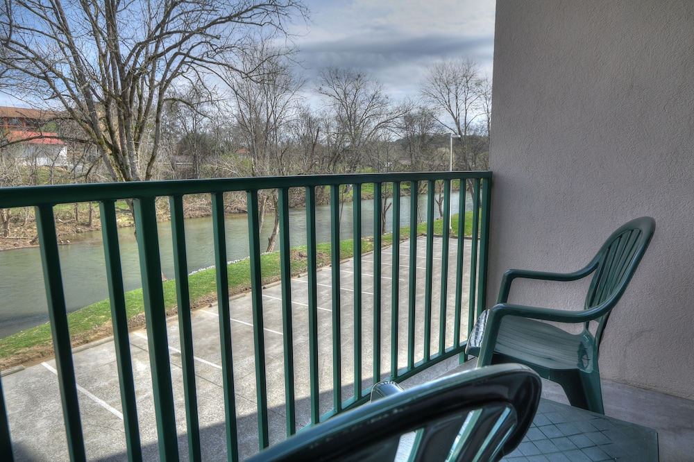 Pigeon River Inn 10/65